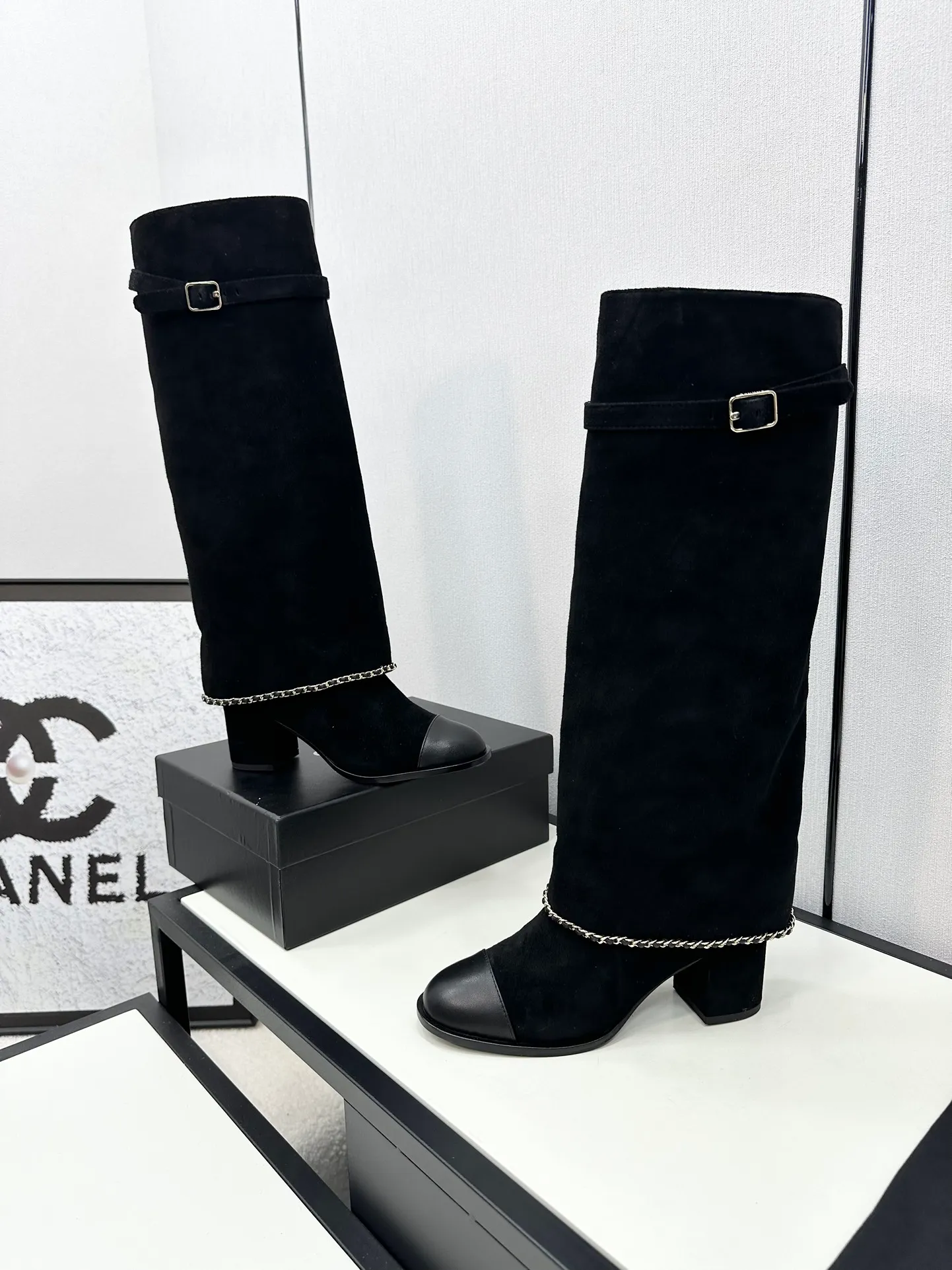 👟👟Ex-factory price 840👟👟Chanel🆕 24b new double c autumn and winter boots Chanel autumn and winter heavy industry popular short boots🔥 Xiaohongshu highly recommends this style, it looks good with any combination, a must-have for fashion, Ms. Chanel loves simple and irresistible styles💋Coloring shows a unique style, free mix and match to shine⚡️Follow the fashionable steps of the tight-flavored grandma! ! ! Enlarge the exquisite details to see ✔Original molded hardware buckle ✔Top version made by purchasing agent★The upper is made of original Yangjing cowhide, sheepskin lining, sheepskin feet, code number 35-40 (40, 41 customization is not returnable)